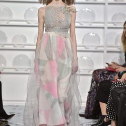 Vestido con estampado geométrico en la falda de Schiaparelli en la Semana de la Alta Costura de París Primavera/Verano 2016