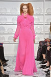 Vestido rosa con pliegues en el pecho de Schiaparelli en la Semana de la Alta Costura de París Primavera/Verano 2016