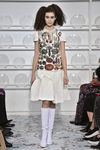 Conjunto con camisa con dibujos de verduras y falda plisada de Schiaparelli en la Semana de la Alta Costura de París Primavera/Verano 2016