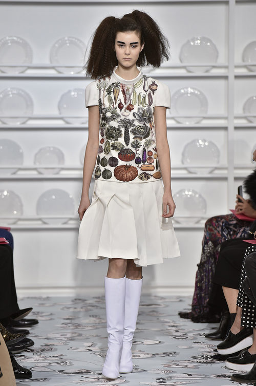 Conjunto con camisa con dibujos de verduras y falda plisada de Schiaparelli en la Semana de la Alta Costura de París Primavera/Verano 2016