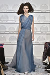 Vestido azul de gasa estilo romano de Schiaparelli en la Semana de la Alta Costura de París Primavera/Verano 2016