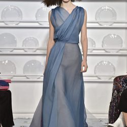 Vestido azul de gasa estilo romano de Schiaparelli en la Semana de la Alta Costura de París Primavera/Verano 2016