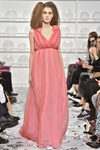Vestido rosa claro de gasa estilo romano de Schiaparelli en la Semana de la Alta Costura de París Primavera/Verano 2016