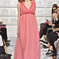 Vestido rosa claro de gasa estilo romano de Schiaparelli en la Semana de la Alta Costura de París Primavera/Verano 2016