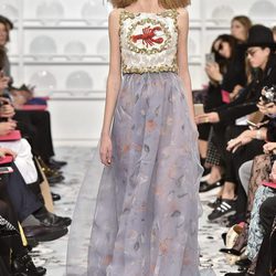 Vestido con estampado de mariscos de Schiaparelli en la Semana de la Alta Costura de París Primavera/Verano 2016