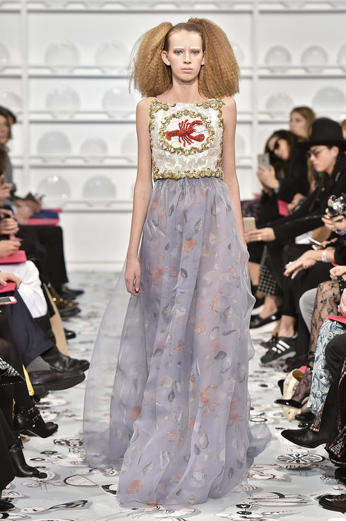 Vestido con estampado de mariscos de Schiaparelli en la Semana de la Alta Costura de París Primavera/Verano 2016