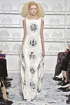 Vestido blanco con detalles de frescos de Schiaparelli en la Semana de la Alta Costura de París Primavera/Verano 2016