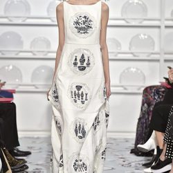 Vestido blanco con detalles de frescos de Schiaparelli en la Semana de la Alta Costura de París Primavera/Verano 2016