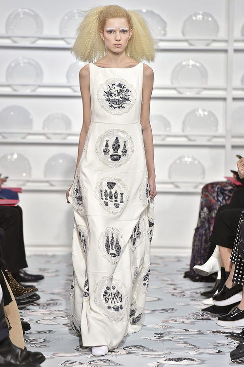 Vestido blanco con detalles de frescos de Schiaparelli en la Semana de la Alta Costura de París Primavera/Verano 2016