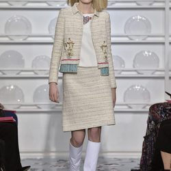 Traje tweed con teteras de Schiaparelli en la Semana de la Alta Costura de París Primavera/Verano 2016