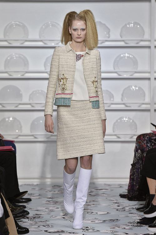 Traje tweed con teteras de Schiaparelli en la Semana de la Alta Costura de París Primavera/Verano 2016