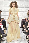 Vestido amarillo de estilo barroco de Schiaparelli en la Semana de la Alta Costura de París Primavera/Verano 2016