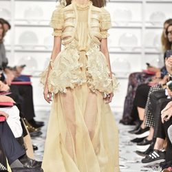 Vestido amarillo de estilo barroco de Schiaparelli en la Semana de la Alta Costura de París Primavera/Verano 2016