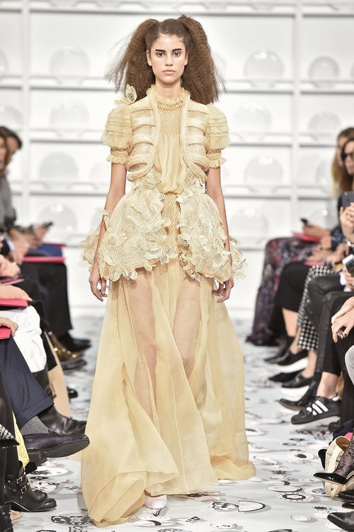 Vestido amarillo de estilo barroco de Schiaparelli en la Semana de la Alta Costura de París Primavera/Verano 2016