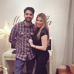 María Lapiedra y su marido Mark Hamilton en su tienda de ropa Mina&lotta BABY