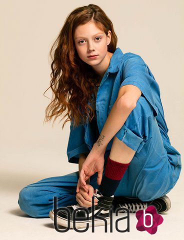 Natalie Westling con estilo denim y zapatillas negras para Vans