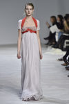 Vestido de gasa plisado con lazo rojo de Giambattista Valli en la semana de Alta Costura de París primavera/verano 2016