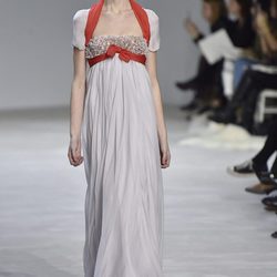 Vestido de gasa plisado con lazo rojo de Giambattista Valli en la semana de Alta Costura de París primavera/verano 2016