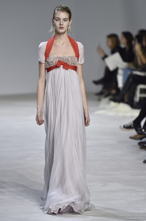 Vestido de gasa plisado con lazo rojo de Giambattista Valli en la semana de Alta Costura de París primavera/verano 2016