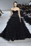 Vestido negro de tul con escote corazón de Giambattista Valli en la semana de Alta Costura de París primavera/verano 2016