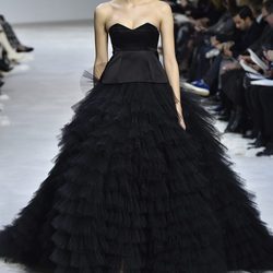 Vestido negro de tul con escote corazón de Giambattista Valli en la semana de Alta Costura de París primavera/verano 2016