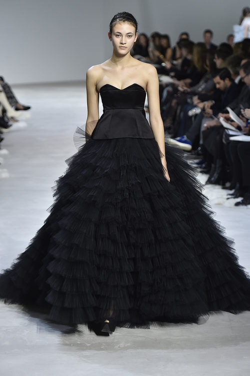 Vestido negro de tul con escote corazón de Giambattista Valli en la semana de Alta Costura de París primavera/verano 2016