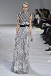 Vestido estampado de gasa y cuerpo en relieve de Giambattista Valli en la semana de Alta Costura de París primavera/verano 2016