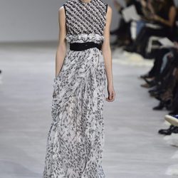 Vestido estampado de gasa y cuerpo en relieve de Giambattista Valli en la semana de Alta Costura de París primavera/verano 2016