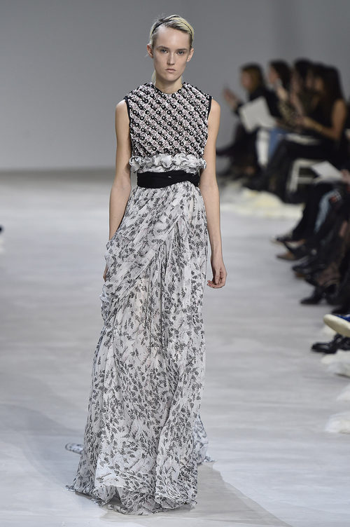 Vestido estampado de gasa y cuerpo en relieve de Giambattista Valli en la semana de Alta Costura de París primavera/verano 2016