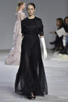 Vestido negro de gasa con guantes blancos y mangas de encaje de Giambattista Valli en la semana de Alta Costura de París primavera/verano 2016
