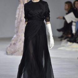 Vestido negro de gasa con guantes blancos y mangas de encaje de Giambattista Valli en la semana de Alta Costura de París primavera/verano 2016
