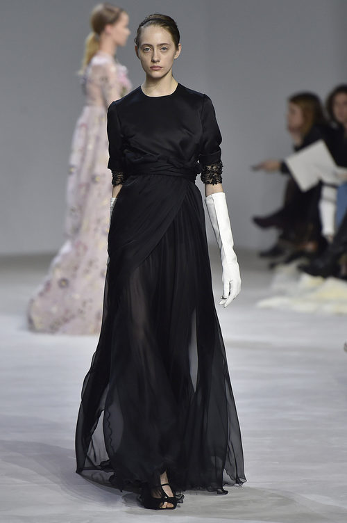 Vestido negro de gasa con guantes blancos y mangas de encaje de Giambattista Valli en la semana de Alta Costura de París primavera/verano 2016