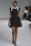 Vestido corto negro von volantes y detalle floral blanco de Giambattista Valli en la semana de Alta Costura de París primavera/verano 2016