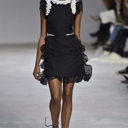 Vestido corto negro von volantes y detalle floral blanco de Giambattista Valli en la semana de Alta Costura de París primavera/verano 2016