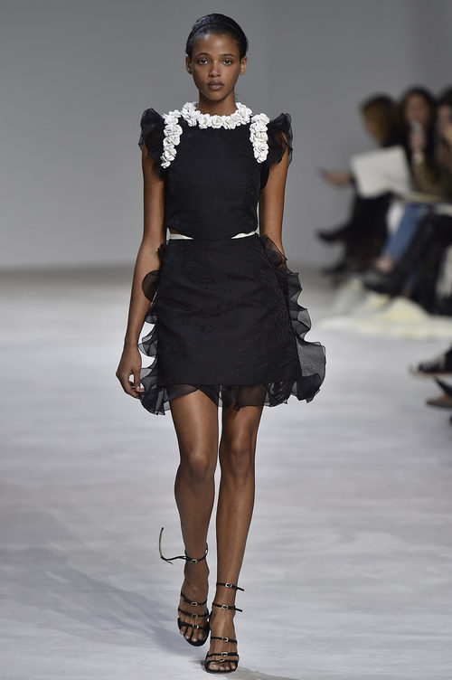 Vestido corto negro von volantes y detalle floral blanco de Giambattista Valli en la semana de Alta Costura de París primavera/verano 2016