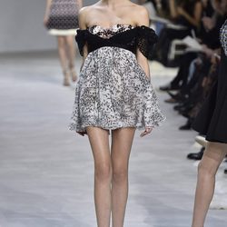 Vestido corto estampado con encaje en la cintura de Giambattista Valli en la semana de Alta Costura de París primavera/verano 2016