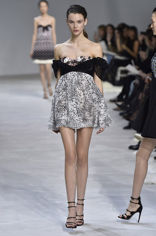 Vestido corto estampado con encaje en la cintura de Giambattista Valli en la semana de Alta Costura de París primavera/verano 2016