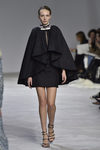  Vestido corto negro con capa de volantes y detalle en el cuello de Giambattista Valli en la semana de Alta Costura de París primavera/verano 2016