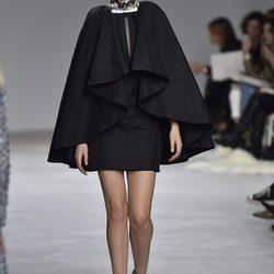  Vestido corto negro con capa de volantes y detalle en el cuello de Giambattista Valli en la semana de Alta Costura de París primavera/verano 2016