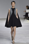 Vestido corto negro con cristales en las mangas y capa de Giambattista Valli en la semana de Alta Costura de París primavera/verano 2016