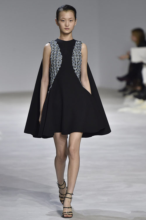 Vestido corto negro con cristales en las mangas y capa de Giambattista Valli en la semana de Alta Costura de París primavera/verano 2016