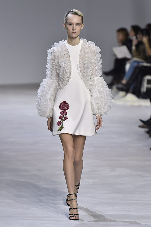 Vestido corto blanco con mangas de volantes y detalle de Giambattista Valli en la semana de Alta Costura de París primavera/verano 2016