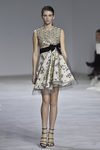 Vestido corto asimétrico con estampados y lazo negro de Giambattista Valli en la semana de Alta Costura de París primavera/verano 2016