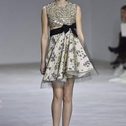 Vestido corto asimétrico con estampados y lazo negro de Giambattista Valli en la semana de Alta Costura de París primavera/verano 2016