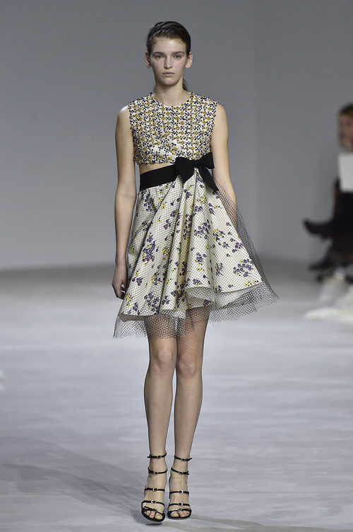Vestido corto asimétrico con estampados y lazo negro de Giambattista Valli en la semana de Alta Costura de París primavera/verano 2016