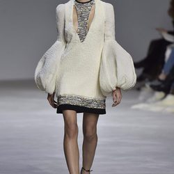 Vestido corto blanco de relieve con mangas abultadas de Giambattista Valli en la semana de Alta Costura de París primavera/verano 2016