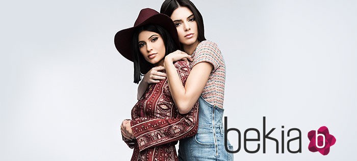 Kendall y Kylie Jenner con sombrero de ante y blusa para PacSun primavera/verano 2016