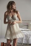 Vestido midi nude con brilli brilli en el pecho de Free People para San Valentín