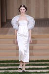 Vestido largo recto blanco con mangas abultadas de Chanel en la Semana de la Alta Costura de París primavera/verano 2016