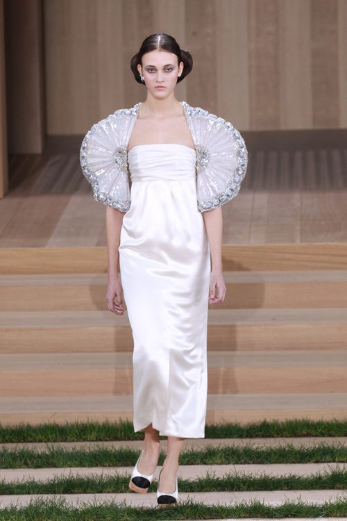 Vestido largo recto blanco con mangas abultadas de Chanel en la Semana de la Alta Costura de París primavera/verano 2016